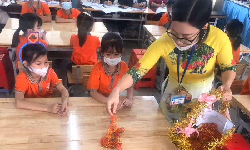 Giờ học theo chương trình mới, học sinh được rèn luyện kĩ năng làm việc nhóm. Ảnh minh họa.