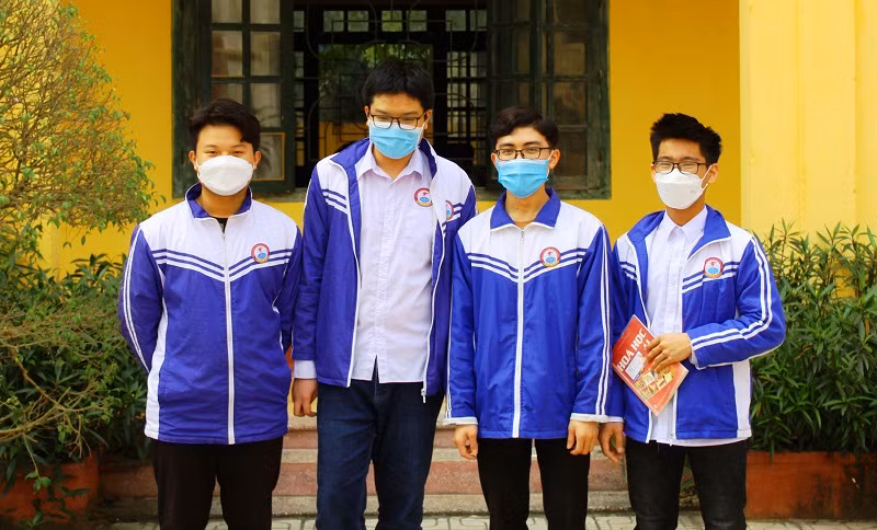 Hoàng (bìa trái) cùng Đoàn (thứ 3 từ trái qua) cùng nhóm học sinh Trường THPT Lương Đắc Bằng tham gia mô hình.