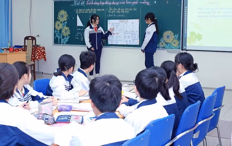 Học sinh Trường THCS Ái Mộ, Long Biên, Hà Nội gấp rút ôn tập. Ảnh: NTCC