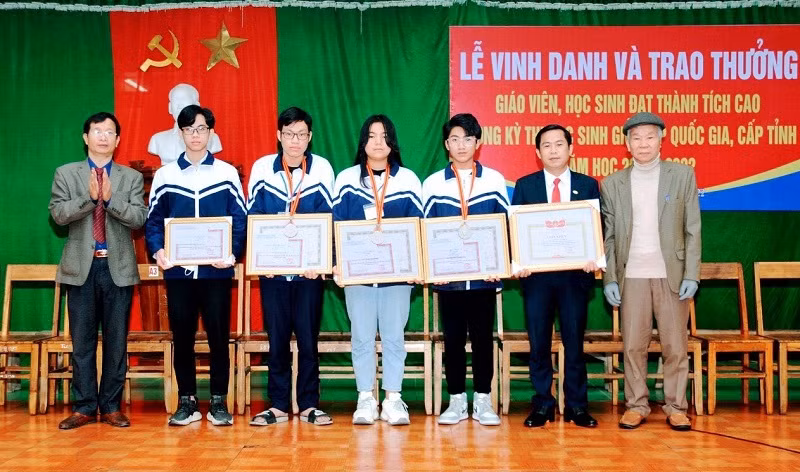 Nguyễn Hoàng Sơn, lớp 11A1 (thứ 3 từ phải qua) tham gia mô hình Bức tường bóng khí, bên cạnh là thầy Nguyễn Văn Trào (thứ 2 từ phải qua) trong buổi tuyên dương của nhà trường.