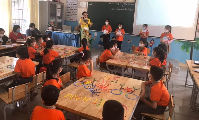 Cô trò Trường Tiểu học Trần Phú, TP Uông Bí (Quảng Ninh). Ảnh: NTCC