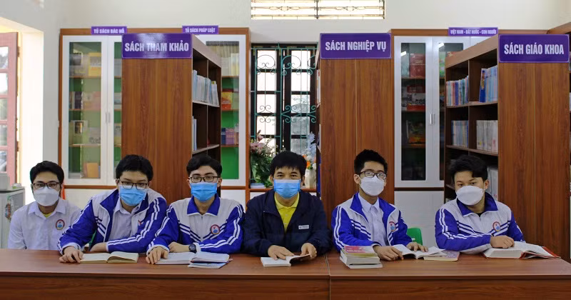 Thầy Tài và nhóm học sinh tham gia hai mô hình tại thư viện Trường THPT Lương Đắc Bằng.