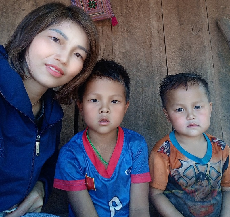 Cô Nông Thị Oanh và học sinh tại điểm bản Huổi Thủng 1.