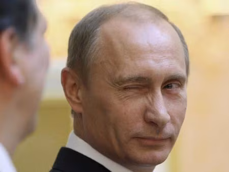 Việc "đọc" ngôn ngữ cơ thể của Putin là một thách thức rất lớn vì ông từng là điệp viên và rất cẩn trọng trong mọi hành động, lời nói. Ảnh: Bussiness Insider