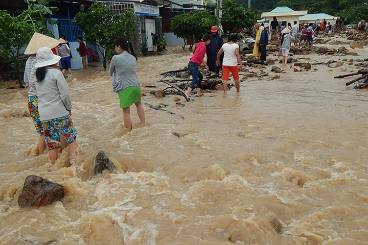 Mưa lớn gây vỡ kênh, nhà dân bị sập trong đêm