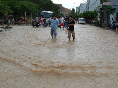 Mưa lớn gây vỡ kênh, nhà dân bị sập trong đêm - Ảnh 2 Mua lon gay vo kenh, nha dan bi sap trong dem - Anh 2
