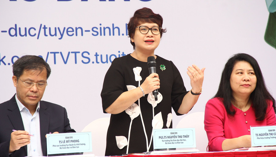 PGS.TS Nguyễn Thu Thủy tại Ngày hội tư vấn tuyển sinh, hướng nghiệp năm 2024. Ảnh: TG PGS.TS Nguyễn Thu Thủy tại Ngày hội tư vấn tuyển sinh, hướng nghiệp năm 2024. Ảnh: TG