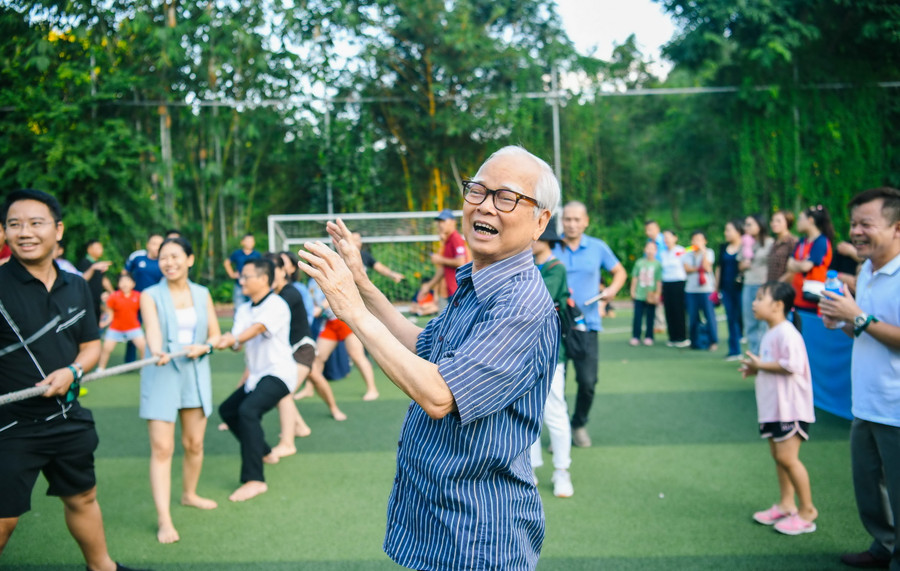 TS Nguyễn Văn Hòa trong một hoạt động giáo dục ngoại khóa. Ảnh: NTCC TS Nguyễn Văn Hòa trong một hoạt động giáo dục ngoại khóa. Ảnh: NTCC