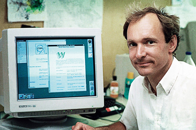 Vì sao bỗng dưng Google chuyển sang màu đen và mọi người phát hoảng vì điều đó? ảnh 2 Tim Berners-Lee, cha đẻ của World Wide Web.