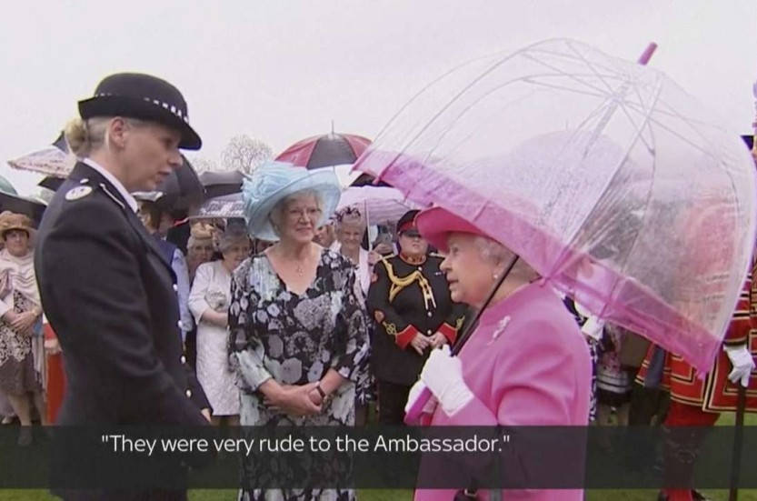 Hình ảnh trong đoạn video cho thấy Nữ hoàng Elizabeth II chê các quan chức Trung Quốc thô lỗ với Đại sứ Anh tại Trung Quốc, bà Barbara Woodward, khi trò chuyện với chỉ huy cảnh sát London Lucy D’Orsi. Ảnh: AP