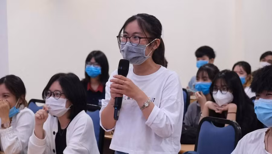 Học sinh tham gia chương trình Hành trình giáo dục và Công nghệ Vương quốc Anh tìm hiểu thông tin về học bổng và lưu trú tại Anh.