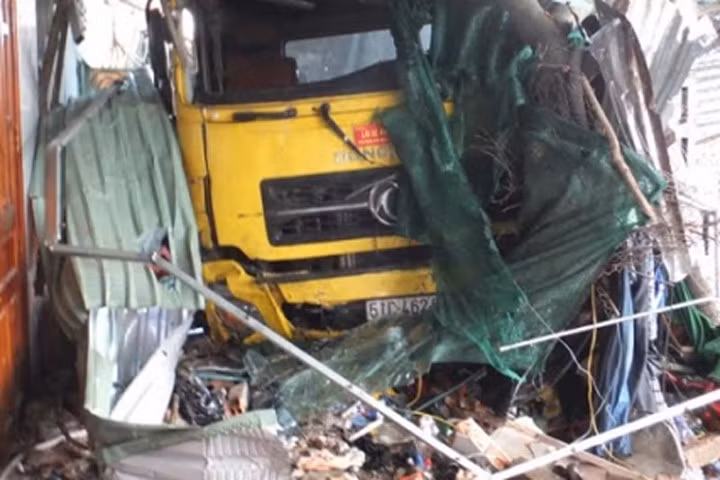 Xe container đâm sập quán nước, 2 mẹ con đang ngủ tử vong