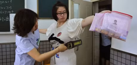 Coi quan ao lam bai thi va nhung cach chong gian lan thi cu - Anh 9