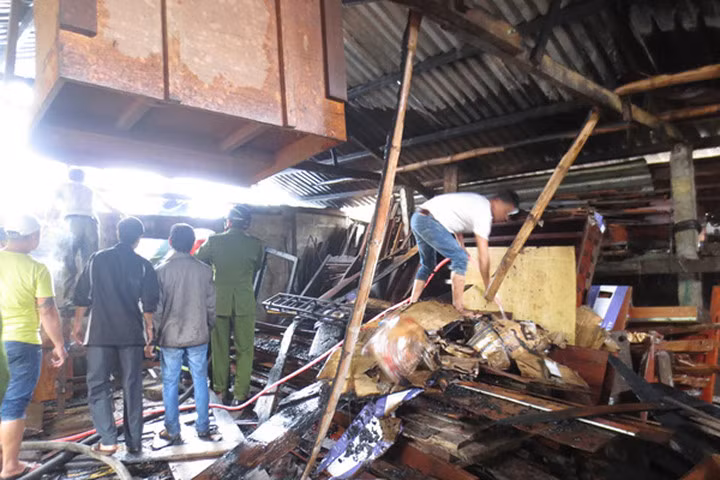 Cháy xưởng gỗ, nhiều người bỏ chạy tán loạn