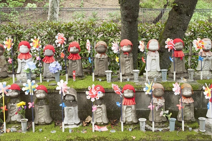 Tại sao phụ nữ Nhật, Mỹ đều tìm đến tượng Jizo sau khi sẩy thai?