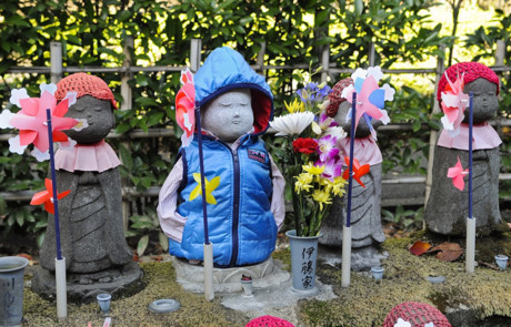 Tại sao phụ nữ Nhật, Mỹ đều tìm đến tượng Jizo sau khi sẩy thai? - Ảnh 3 Tai sao phu nu Nhat, My deu tim den tuong Jizo sau khi say thai? - Anh 3