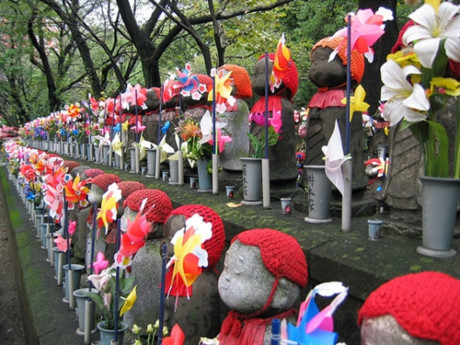 Tại sao phụ nữ Nhật, Mỹ đều tìm đến tượng Jizo sau khi sẩy thai? - Ảnh 2 Tai sao phu nu Nhat, My deu tim den tuong Jizo sau khi say thai? - Anh 2