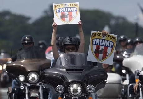 5.000 tay dua xam tro den giup Trump ngay nham chuc - Anh 1