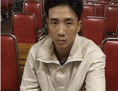 Cay cop xe may trom vang cua co hang xom - Anh 1