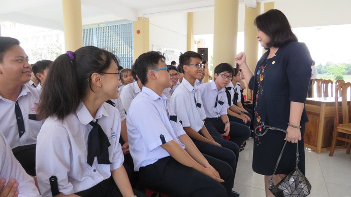 Bà Võ Thị Hồng Ánh - Phó Chủ tịch UBND TP Cần Thơ động viên các thí sinh