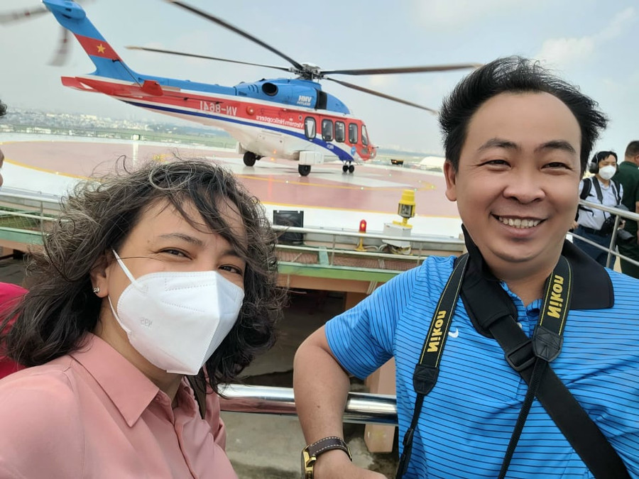 Du khách selfie kỷ niệm nhân dịp trải nghiệm Tour du lịch "Ngắm TP Hồ Chí Minh từ trên cao". Du khách selfie kỷ niệm nhân dịp trải nghiệm Tour du lịch "Ngắm TP Hồ Chí Minh từ trên cao".