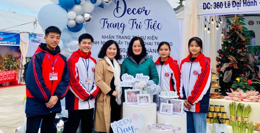 Bà Phan Mỹ Hạnh (thứ 3 từ phải sang) chụp ảnh cùng học trò Trường THPT DTNT tỉnh Lạng Sơn. Ảnh: NVCC