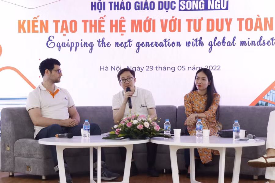 Thầy Ngô Huy Tâm (giữa) chia sẻ tại Hội thảo về kiến tạo thế hệ mới với tư duy toàn cầu.