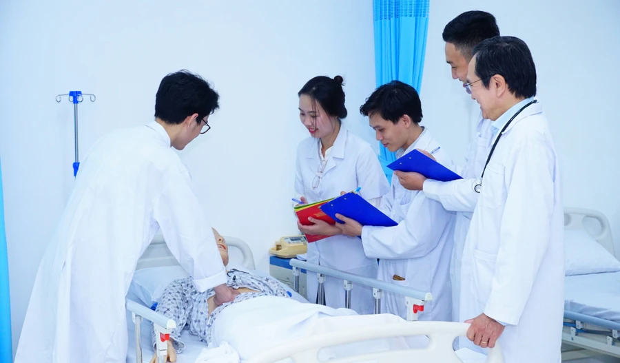 Sinh viên ngành Điều dưỡng Trường Cao đẳng Đại Việt Sài Gòn đang thực hành mô phỏng tại bệnh viện. Ảnh: Anh Tú