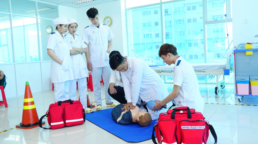Sinh viên ngành Điều dưỡng Trường Cao đẳng Đại Việt Sài Gòn đang thực hành thao tác sơ cấp cứu. Ảnh: Anh Tú Sinh viên ngành Điều dưỡng Trường Cao đẳng Đại Việt Sài Gòn đang thực hành thao tác sơ cấp cứu. Ảnh: Anh Tú