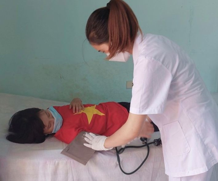 Chăm sóc sức khoẻ ban đầu cho học sinh của nhân viên y tế tại Trường Tiểu học Hạ Hòa (Phú Thọ). Ảnh: NTCC