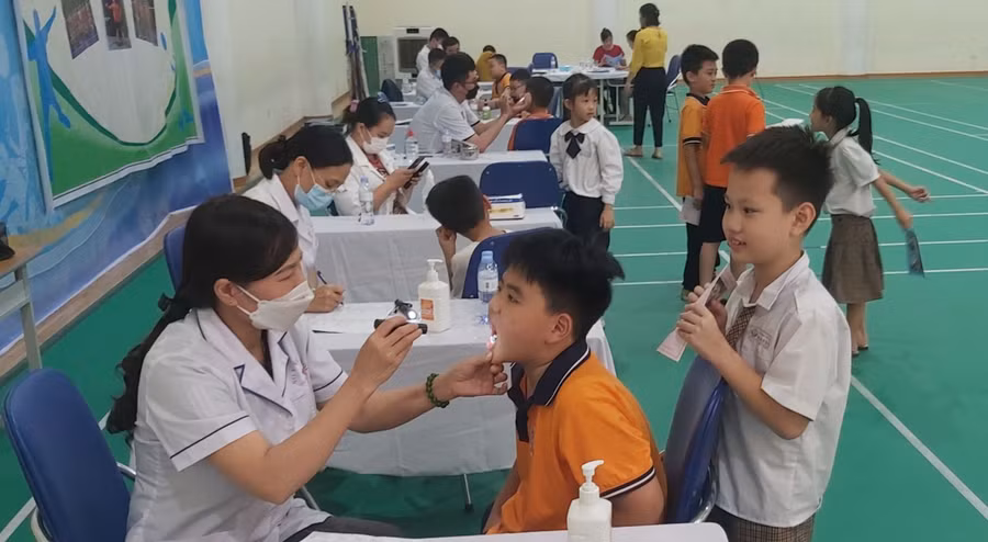 Trường Tiểu học Đoàn Kết tổ chức khám sức khỏe định kỳ cho học sinh. Ảnh: NTCC