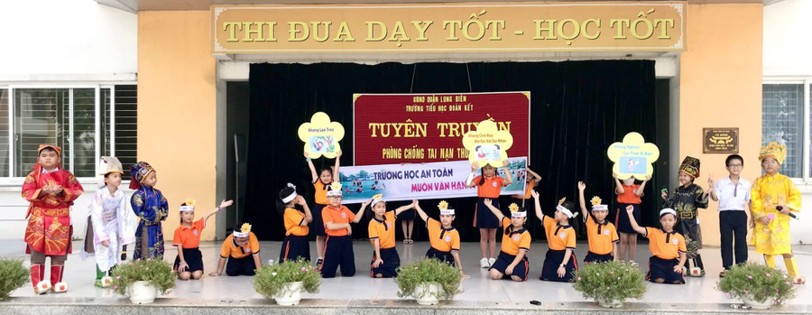 Trường Tiểu học Đoàn Kết, Hà Nội, tổ chức tuyên truyền phòng chống tai nạn thương tích cho học sinh. Ảnh: NTCC