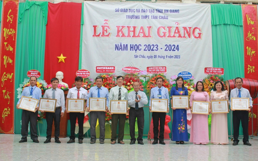 Thầy Nguyễn Văn Em cùng đồng nghiệp nhận Bằng khen của UBND tỉnh An Giang.