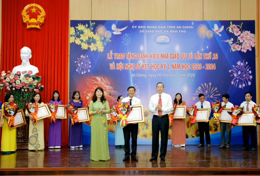 Thầy Nguyễn Văn Em được trao tặng danh hiệu Nhà giáo ưu tú.