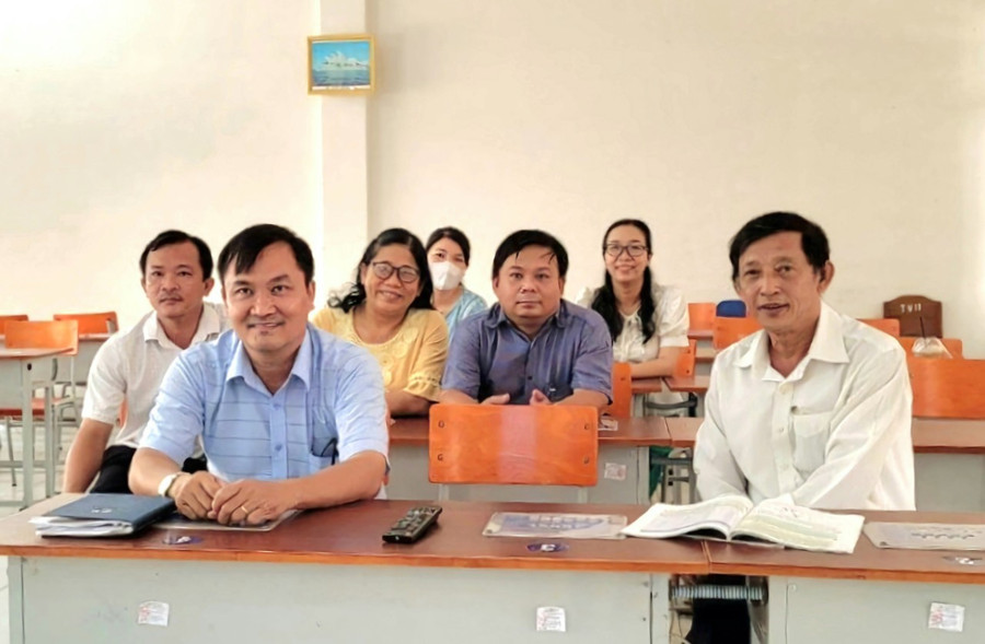 Thầy Nguyễn Văn Em (ngồi bìa phải) cùng đồng nghiệp trong lần sinh hoạt Tổ chuyên môn.
