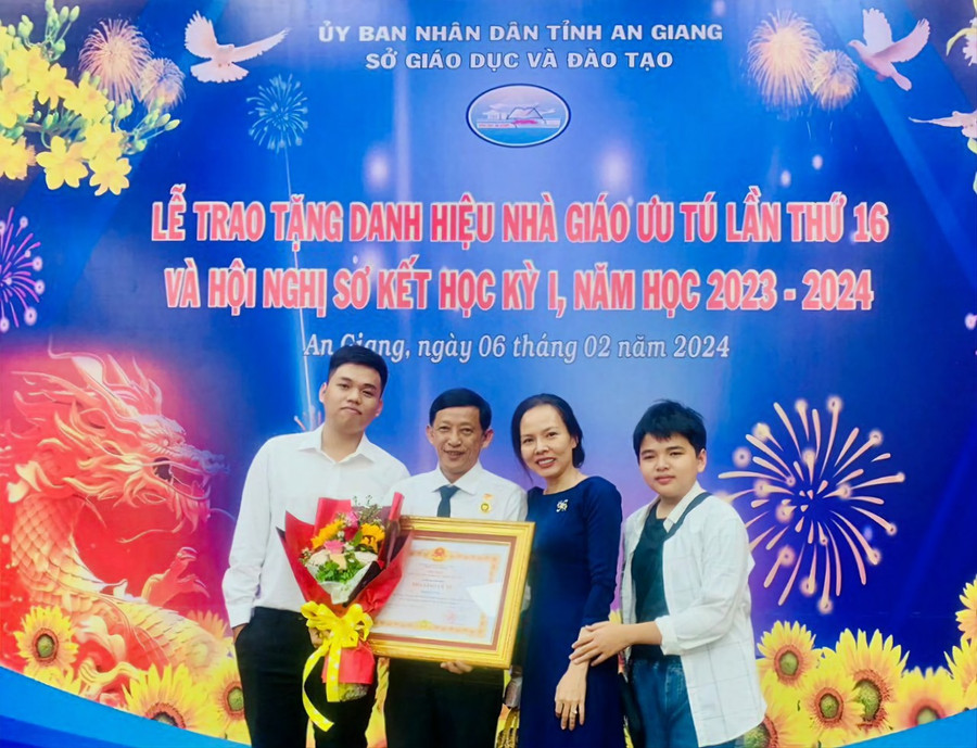Gia đình nhỏ chia vui cùng thầy Em vinh dự nhận danh hiệu Nhà giáo ưu tú.