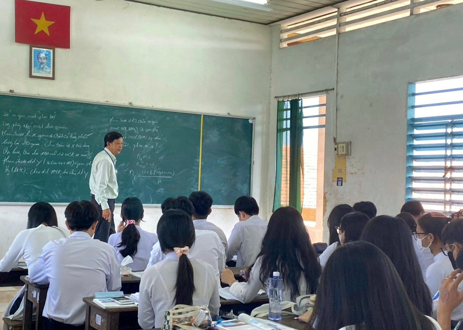 Thầy Nguyễn Văn Em trong những giờ lên lớp.