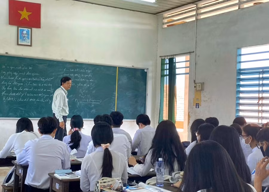 Thầy Nguyễn Văn Em trong những giờ lên lớp.