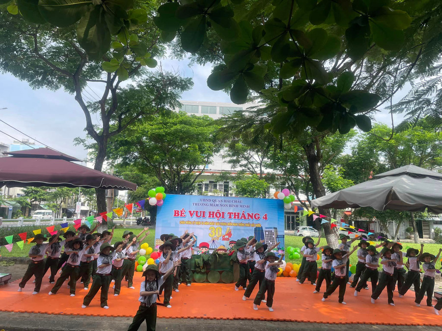 Các bé lớp Lớn 2 Trường Mầm non Bình Minh thi biểu diễn dân vũ trong chuỗi hoạt động Bé vui hội tháng 4. Các bé lớp Lớn 2 Trường Mầm non Bình Minh thi biểu diễn dân vũ trong chuỗi hoạt động Bé vui hội tháng 4.