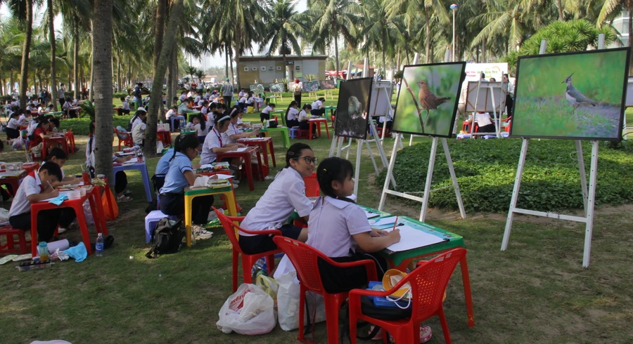 Học sinh Đà Nẵng tham gia cuộc thi vẽ tranh Vì một Sơn Trà xanh với chủ đề “Vọoc chà vá chân nâu – Báu vật của Bán đảo Sơn Trà”. 