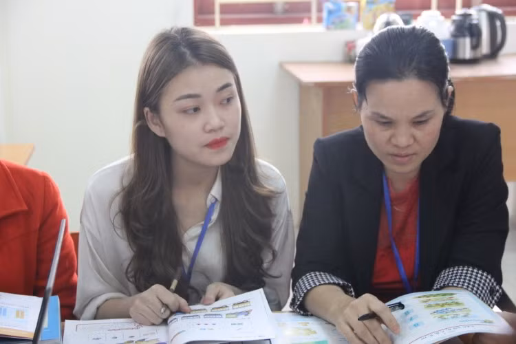 Giáo viên Trường Tiểu học Dĩnh Trì (TP Bắc Giang) lựa chọn SGK mới – lớp 1. Ảnh: Sỹ Điền