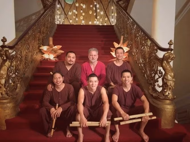 Nhóm Đàn Đó với 5 nghệ sĩ Nguyễn Đức Minh, Đinh Anh Tuấn, Trần Kim Ngọc, Nguyễn Quang Sự và họa sĩ Nguyễn Đức Phương.