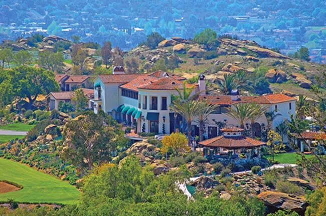 Khu bất động sản có view đẹp, xung quanh ngập tràn cây xanh và các bãi cỏ được chăm sóc cẩn thận.