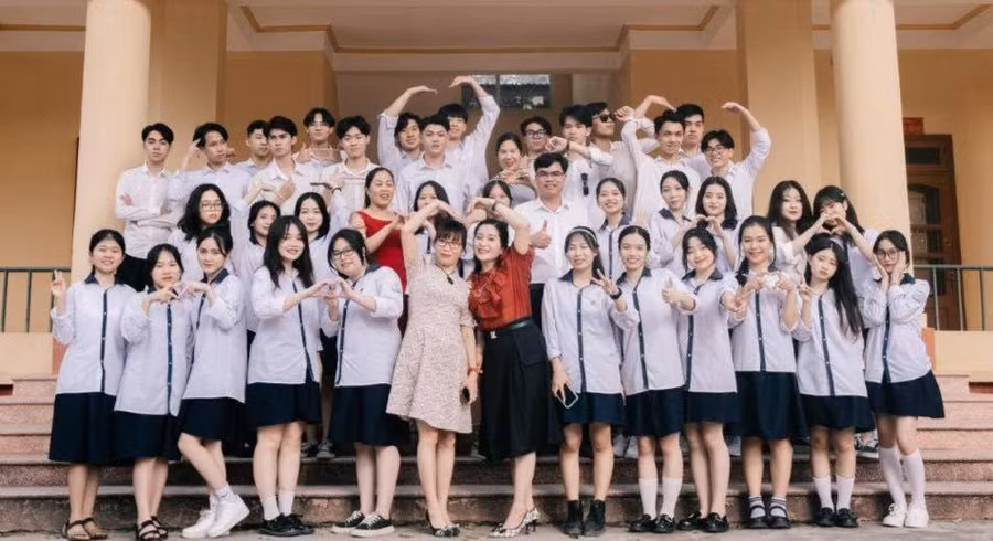 Em Hoàng Thị Mai Thơm (đứng thứ hai hàng đầu từ trái sang), cựu học sinh lớp 12C9, Trường THPT Sơn Dương, huyện Sơn Dương, tỉnh Tuyên Quang. Ảnh: TG