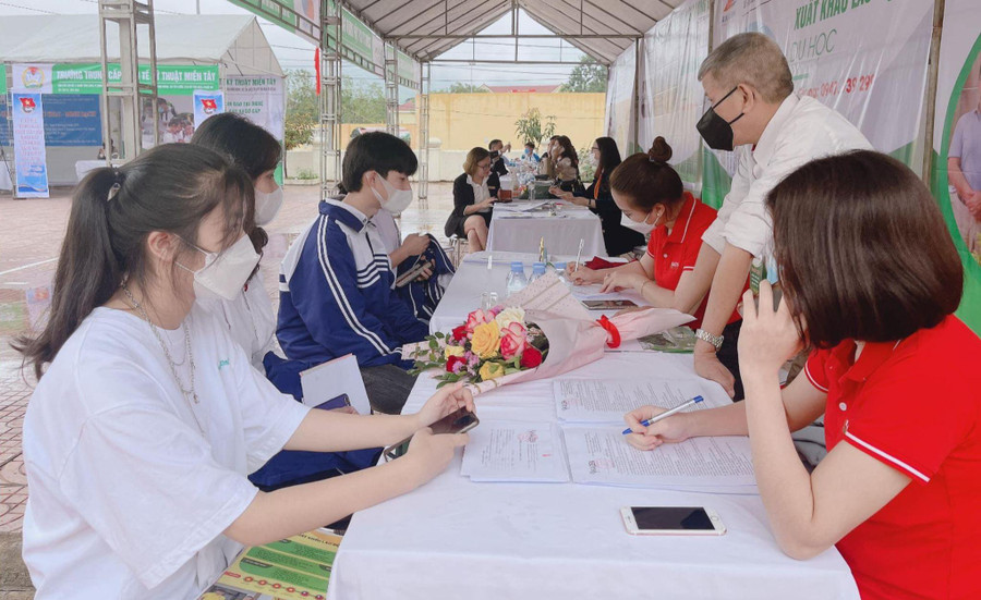Tư vấn, hướng nghiệp cho học sinh có nhu cầu xuất khẩu lao động. Tư vấn, hướng nghiệp cho học sinh có nhu cầu xuất khẩu lao động.
