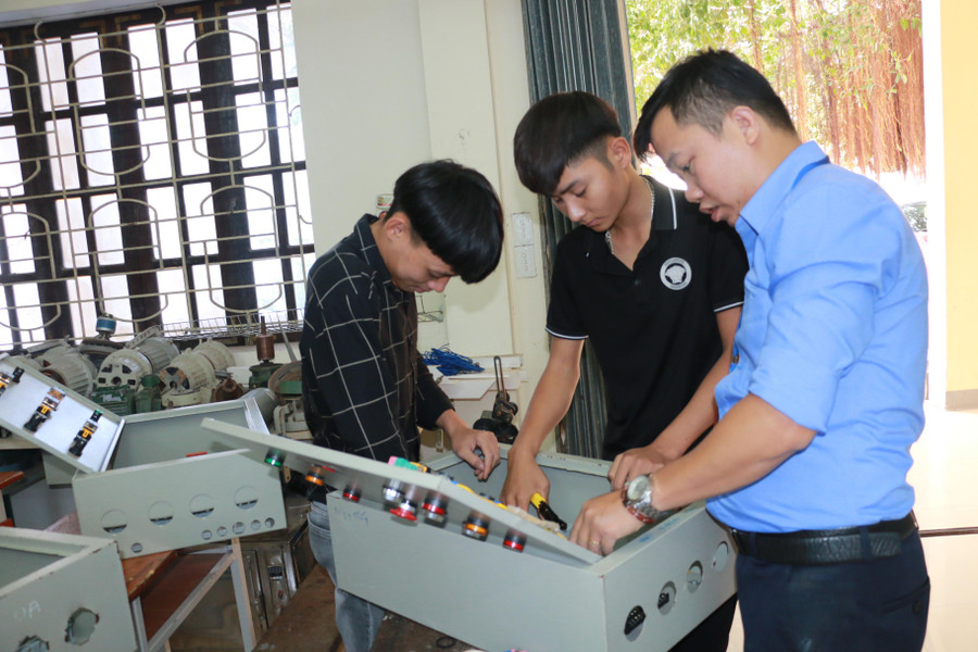 Học sinh thực hành nghề với máy công nghiệp tại xưởng. Ảnh: TG Học sinh thực hành nghề với máy công nghiệp tại xưởng. Ảnh: TG