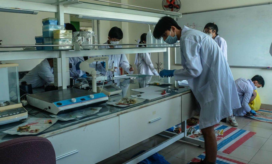 Học sinh THPT tham dự chương trình trải nghiệm để hướng nghiệp tại Viện Nghiên cứu và Đào tạo Việt – Anh (ĐH Đà Nẵng). Ảnh: TG