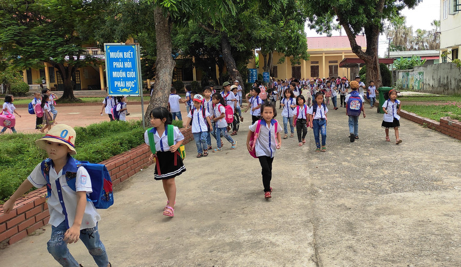 Tình trạng học sinh vượt sĩ số trên lớp, do thiếu giáo viên diễn ra nhiều năm ở thị xã Nghi Sơn (Thanh Hóa).