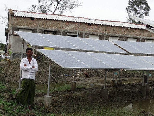  Anh Kartikeya Singh nhận thấy nhiều người dân địa phương đã coi năng lượng mặt trời là giải pháp khả thu. Như người đàn ông này đã tự sắm cả một hệ thống tấm năng lượng mặt trời. 