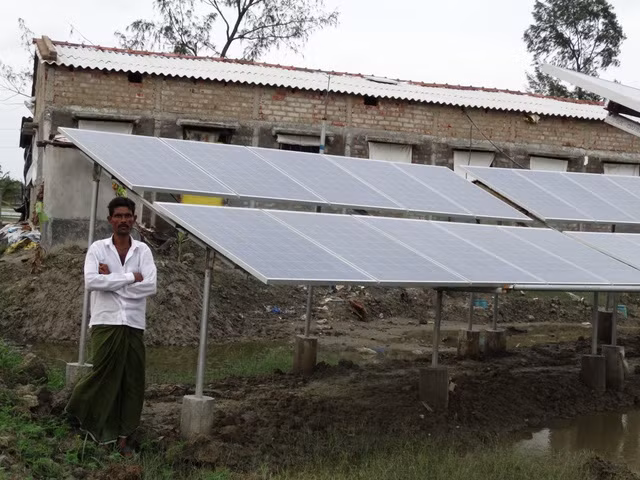  Anh Kartikeya Singh nhận thấy nhiều người dân địa phương đã coi năng lượng mặt trời là giải pháp khả thu. Như người đàn ông này đã tự sắm cả một hệ thống tấm năng lượng mặt trời. 